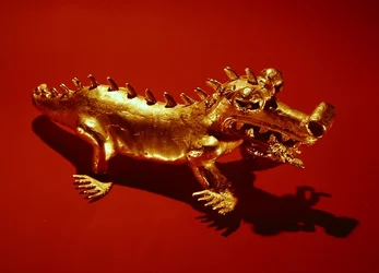 Anhänger, der ein Krokodil darstellt, das eine menschliche Figur im Maul hat, aus La Vaca, Punta Burica